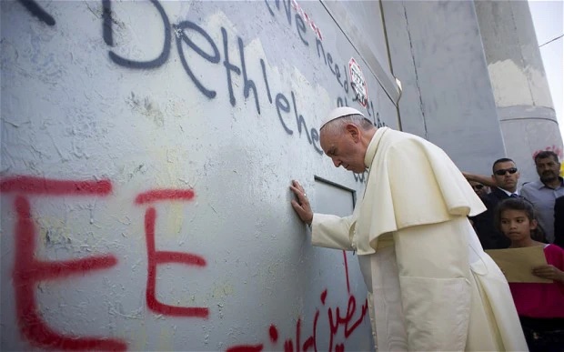 Le pape « priant » devant le mur